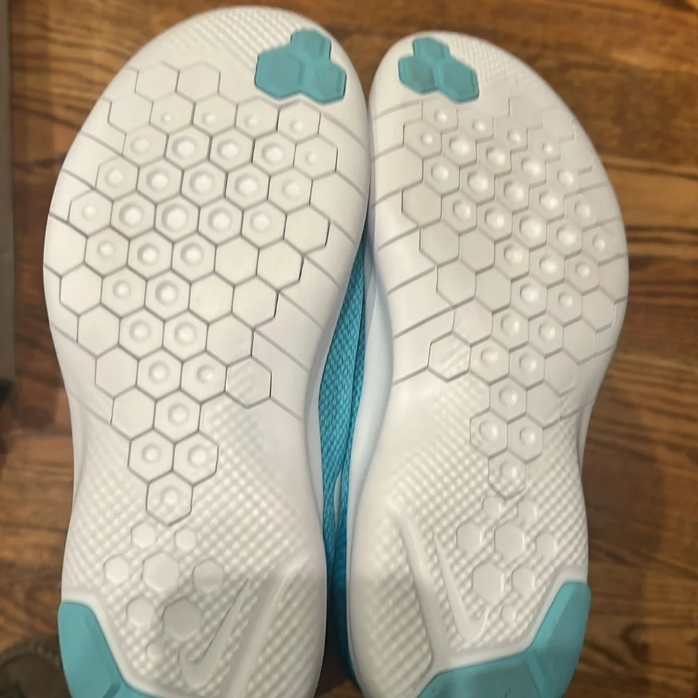NIKE FLEX EXPERIENCE RUN 7 NEW Size